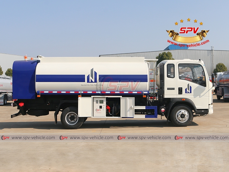 SINOTRUK 8,000 Litres Gasoline Distribution Truck - Right