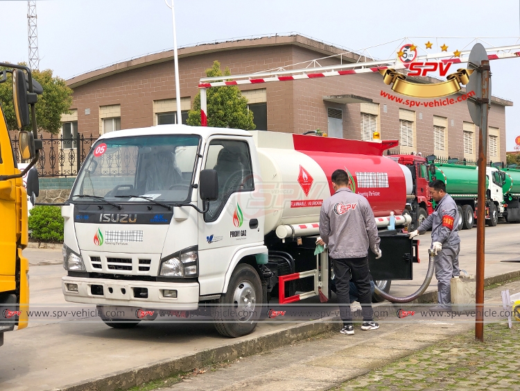 ISUZU 6,000 Litres Oil Supply Truck - Pumping Fuel Test