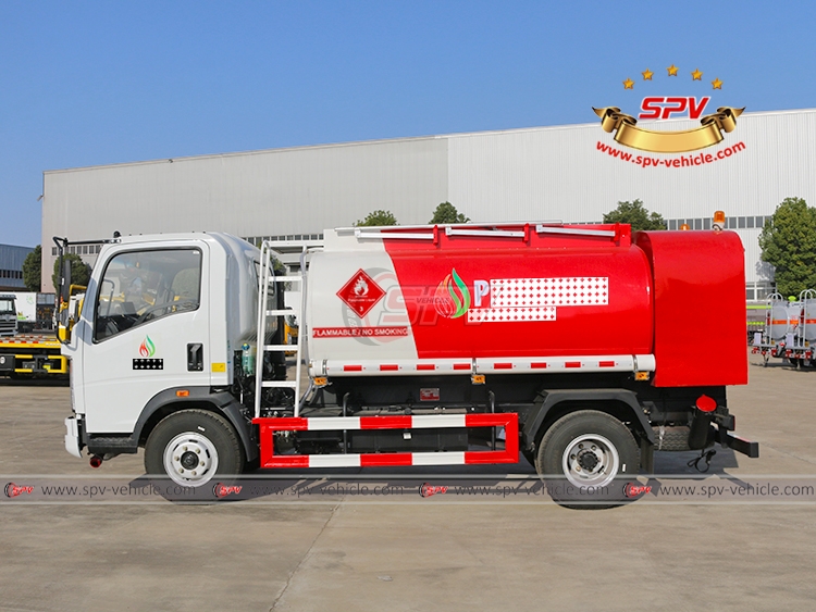 Sinotruk 6,000 Litres Diesel Transport Truck - Left