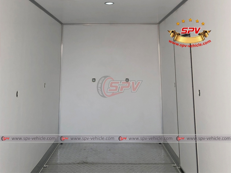 ISUZU 5 Tons Isothermal Van Truck with Tailgate - Inside View