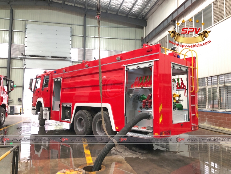 12,000 Liters Foam Fire Truck Sinotruk - Pump in Water