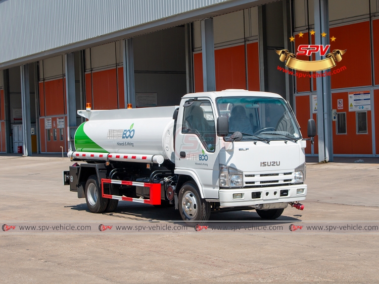 4,000 Litres Refueling Tank Truck ISUZU - Front Right