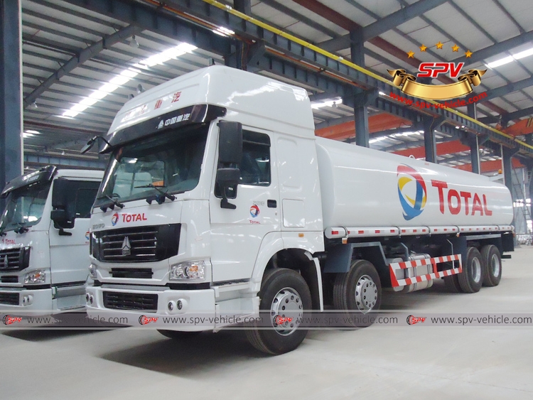 Heavy-duty Fuel Tank Truck Sinotruk HOWO - Front Left