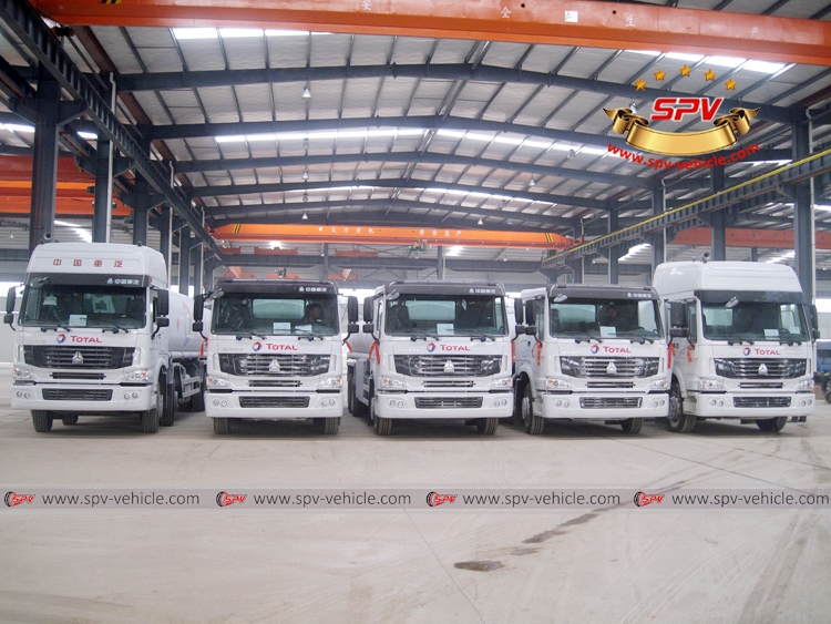 To Gambia - 5 Units of Oil Bowsers Sinotruk - Front