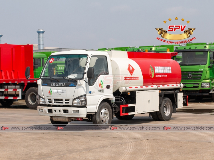 6,000 Litres Gasoline Tank Truck ISUZU - Front Right