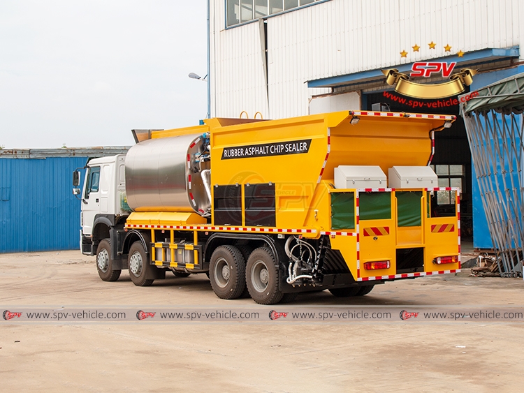 Asphalt Road Sealing Truck Sinotruk Howo - Rear Left
