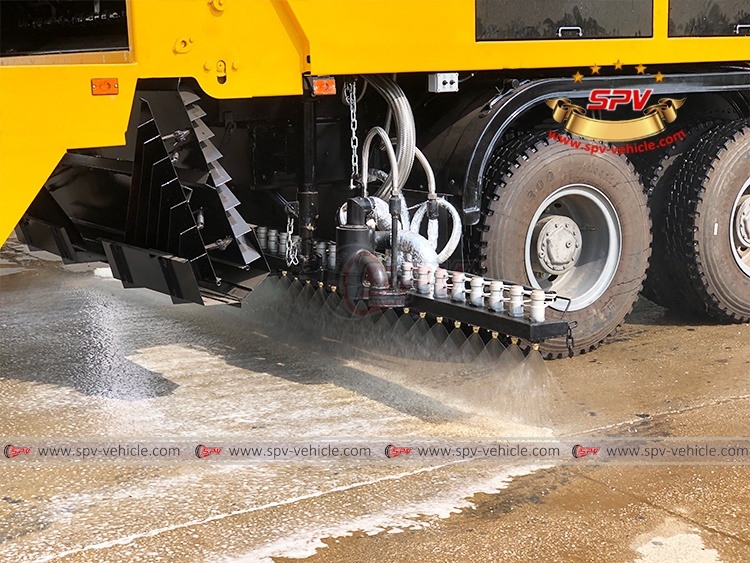 Rubberized Asphalt Chip Sealing Truck SINOTRUK - Spraying