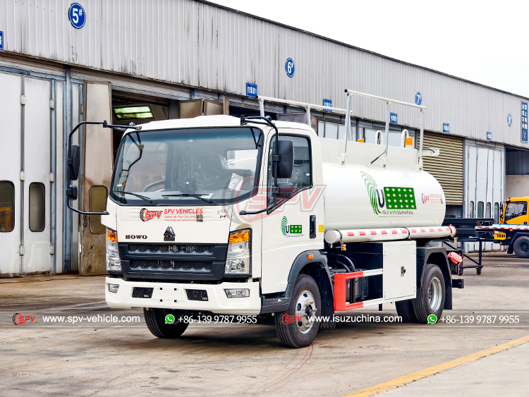 5,000 Litres Diesel Supply Truck HOWO - Front Left