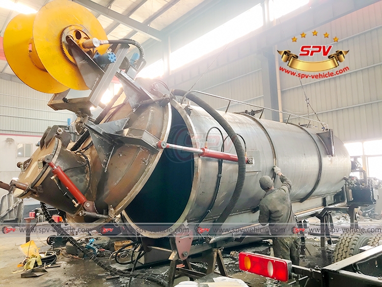 13,500 Litres Vacuum Jetting Tank SKD - Rear Lid Open