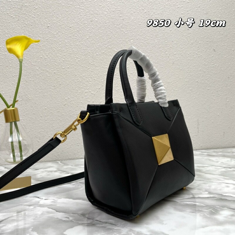 High-quality Women's Bag Multi-purpose Garavani Trumpet ONE STUD Handbag with classic oversized riveted shoulder bag