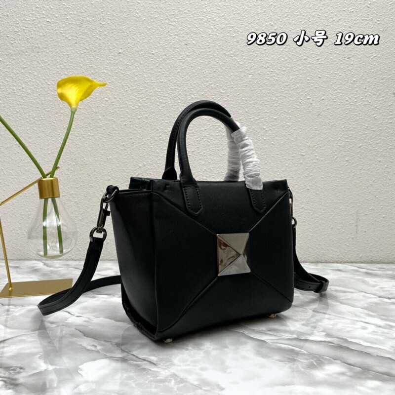 High-quality Women's Bag Multi-purpose Garavani Trumpet ONE STUD Handbag with classic oversized riveted shoulder bag