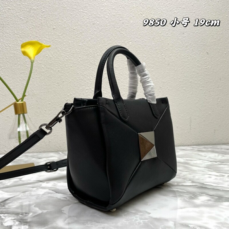 High-quality Women's Bag Multi-purpose Garavani Trumpet ONE STUD Handbag with classic oversized riveted shoulder bag