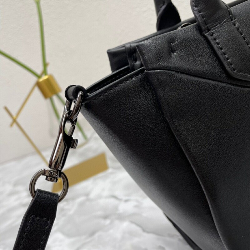 High-quality Women's Bag Multi-purpose Garavani Trumpet ONE STUD Handbag with classic oversized riveted shoulder bag