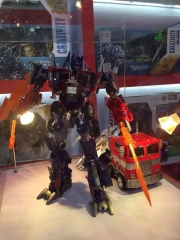 Free Shipping！WeiJaIng M01 Optimus Prime Evasion Mode Oversized