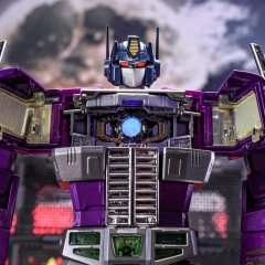 W8019A SG Optimus Prime Battle Damaged Oversized Limited Edition