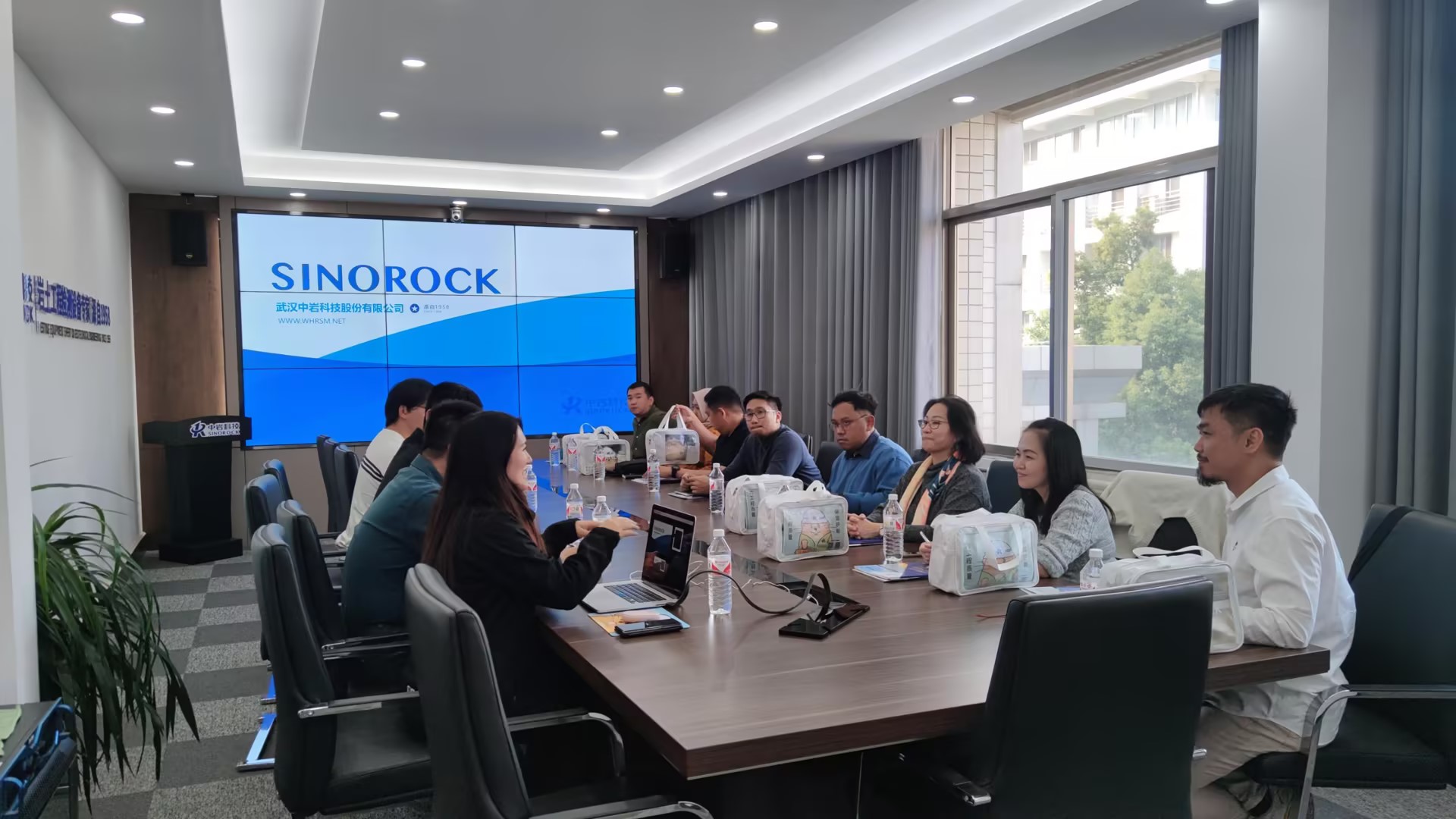 Geotech Efathama General Manager Visits Wuhan SINOROCK Technology, Exploring Opportunities for Collaborative Growth