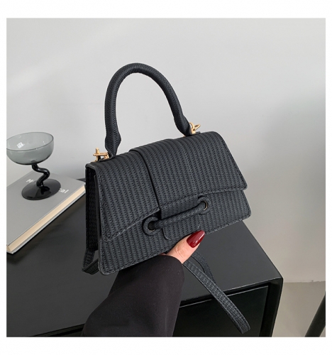 Single shoulder diagonal woven bag