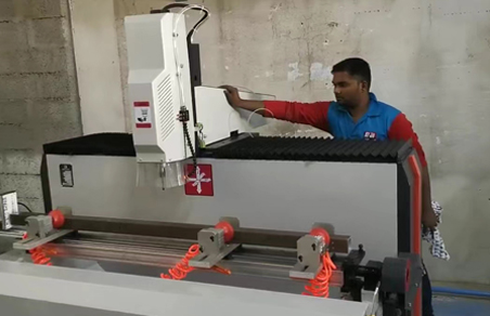 Perforadora CNC de aluminio instalada en los Emiratos Árabes Unidos