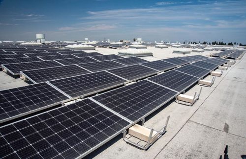 Asequible Solar instala una matriz solar de 2 MWac en el centro de distribución de Kroger