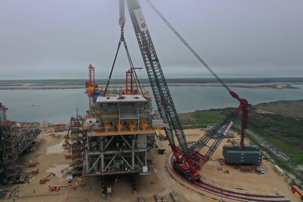 ALE COMPLETES 7,000 US-TON LIFTS WITH WORLD’S LARGEST CAPACITY CRANE