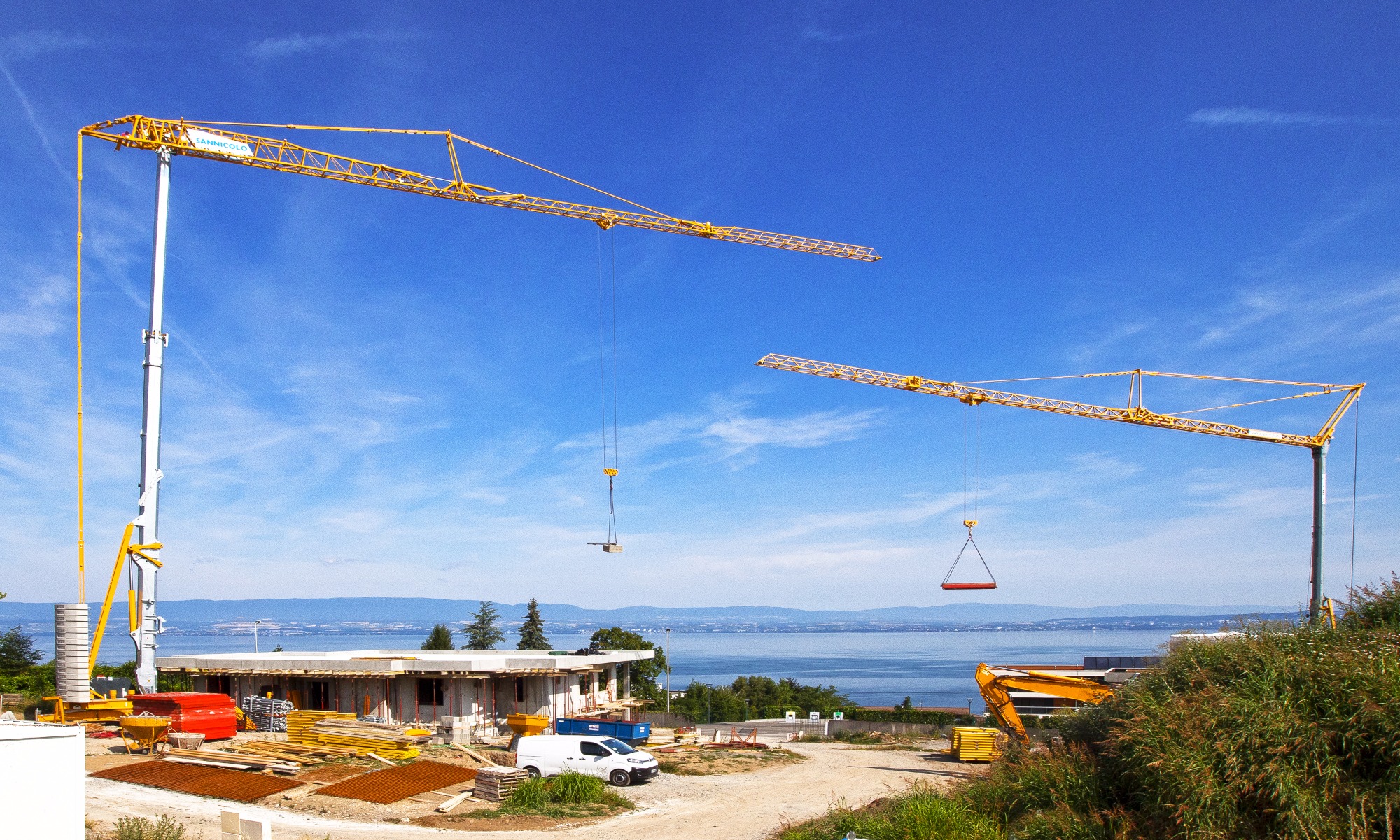 Un par de grúas autoerigibles Potain construyen villas en el lago de Ginebra