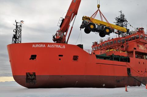 Guindaste trabalhando no local remoto da Antártica