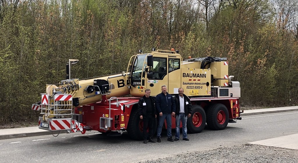 VIKTOR BAUMANN PONE LA NUEVA GRÚA DEMAG AC 45 CITY EN SERVICIO