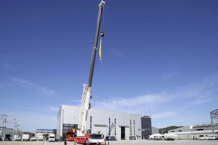 Grúas móviles Liebherr en Corea del Sur: inauguración de nuevas instalaciones y estreno de la grúa