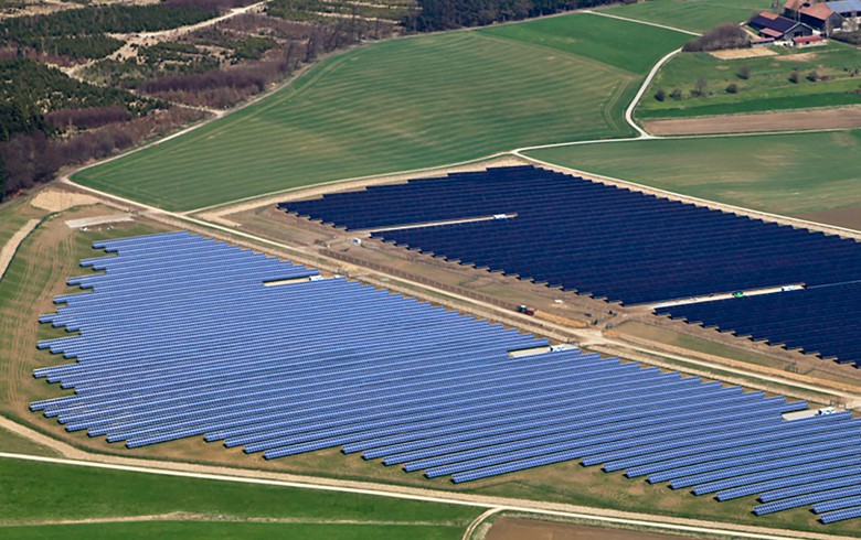 Encavis compra projeto solar pronto para escavadeira de 26 MWp na Inglaterra Parque solar Krumbach, Alemanha. Imagem por Encavis AG.