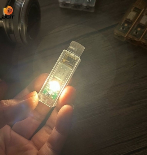 Mini lanterna LED com gerador de energia manual de manivela, ideal para emergências ao ar livre.