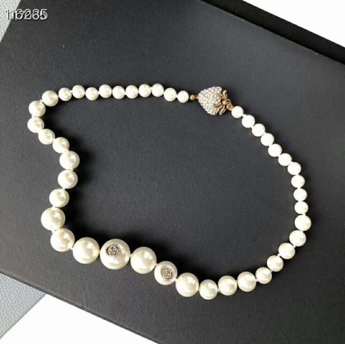 Gucci  Pearl necklace with strawberry closure Short Necklace