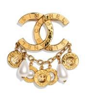 Métiers d'art 2019/20 Chanel Brooch With Drop Charm Metal, Glass Pearls & Imitation Pearls Gold & Pearly White