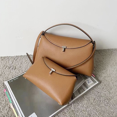 ■Toteme T-Lock スモール 革 クラッチ TOTEME T-Lock テクスチャードレザー クラッチ | NET-A-PORTER