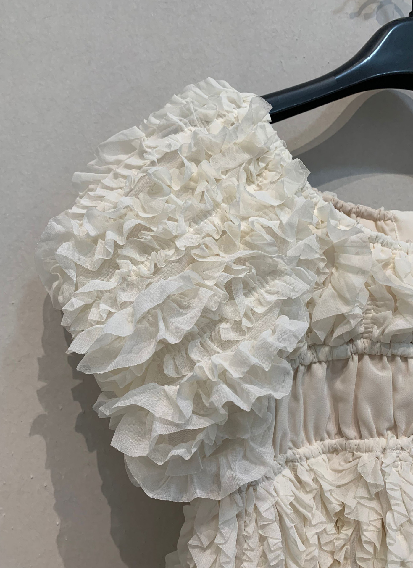 CLANE W FACE TOPSTITCHED FRILL TOPS