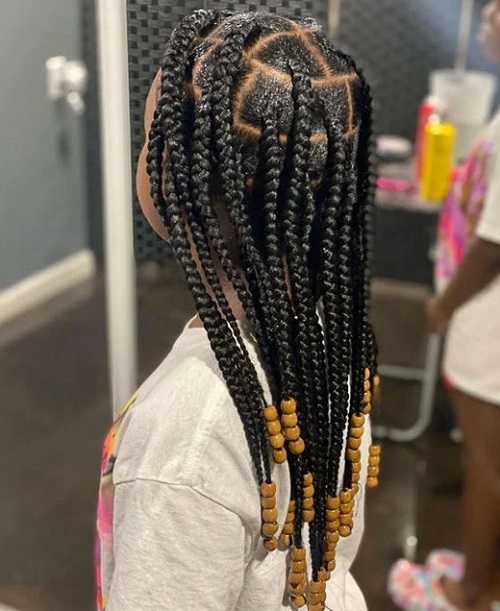 Knotless box braids with wooden beads