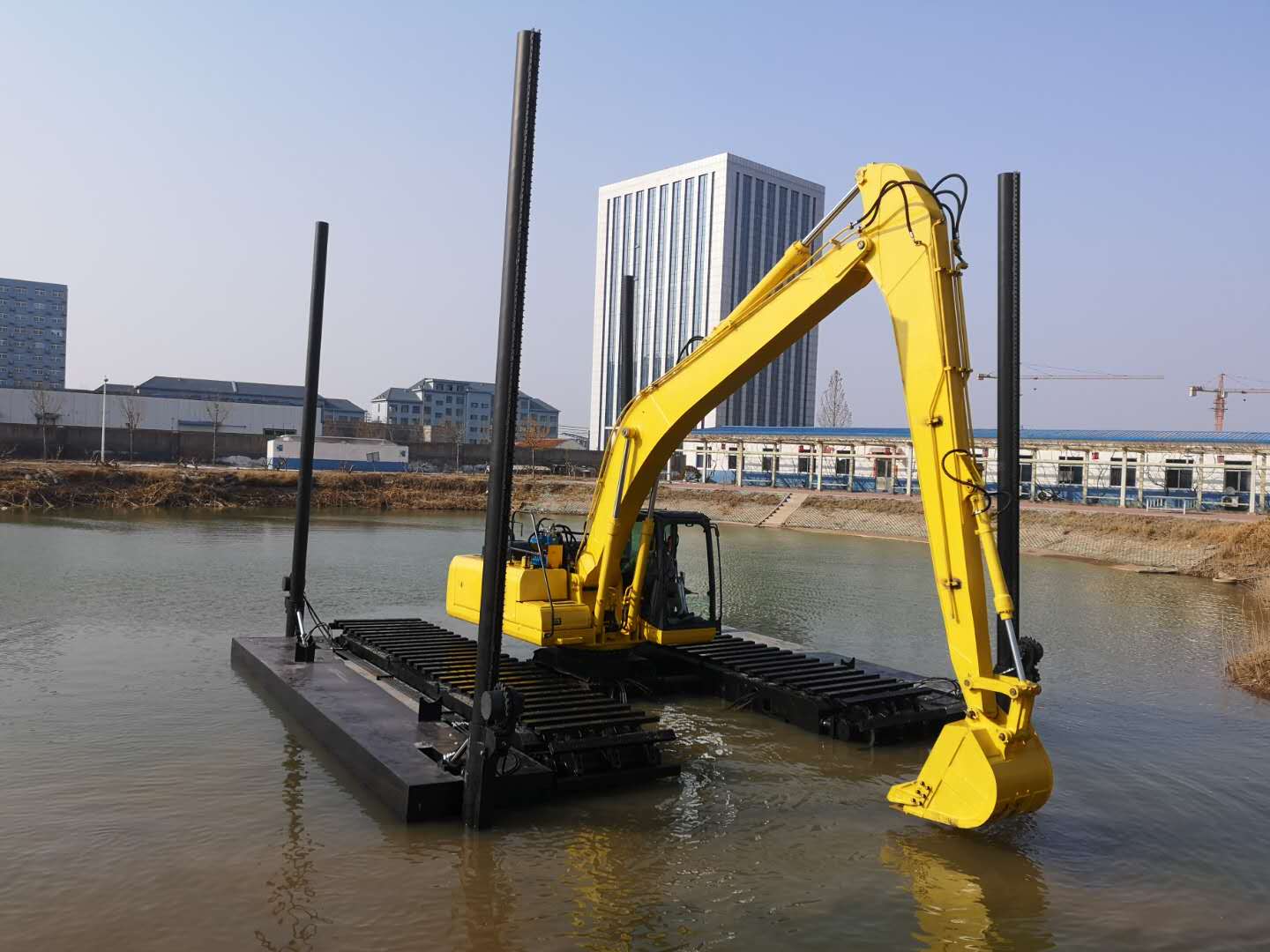 the Advantages and Challenges of Amphibious Pontoon Excavators in Water-Based Construction and Mining Projects