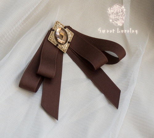 Neckbow with Rhombic Brooch