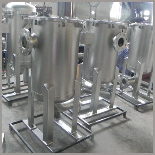 Stainless steel bag filter housings for industrial liquids