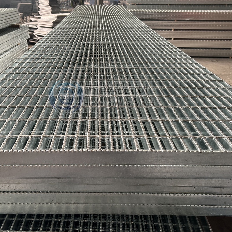 Heavy Duty Standard Size Carbon Steel Metal Iron Industrial Grating Platform Non Slip Galvanized Steel Grating for Safe Floor Walkways