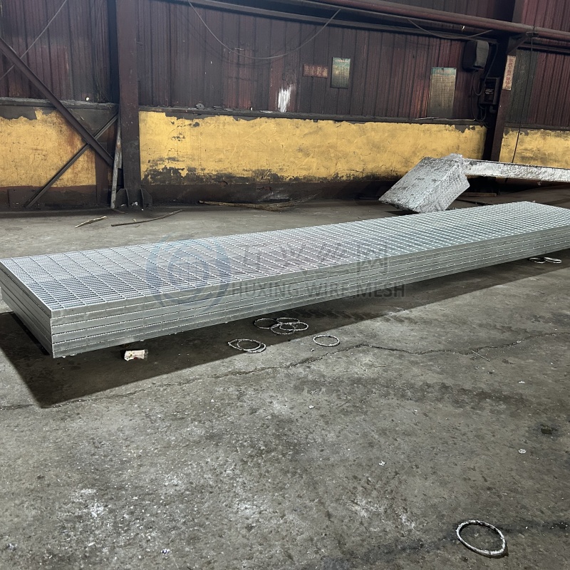 Heavy Duty Standard Size Carbon Steel Metal Iron Industrial Grating Platform Non Slip Galvanized Steel Grating for Safe Floor Walkways
