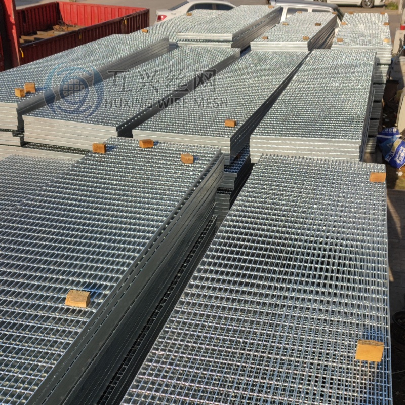 25 30 35 40 Serrated Smooth Steel Bar Weld Mesh Steel Grate SS Carbon Steel Industrial Metal Materials Walkway Floor Steel Grating with Hot Galvanized