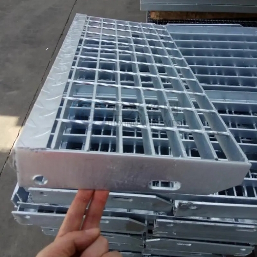 Durable Mild Steel Stair Treads Outdoor Safety HDG Metal Stair Treads Grating