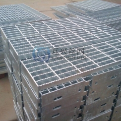 Durable Mild Steel Stair Treads Outdoor Safety HDG Metal Stair Treads Grating