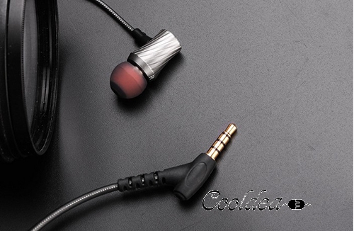 D03 Metal bass-ear headphone