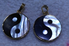 30mm Natural Pearl Shell -Sea Shell Chinese Yin Yang round disc Charm Pendant with gold loop 1pcs