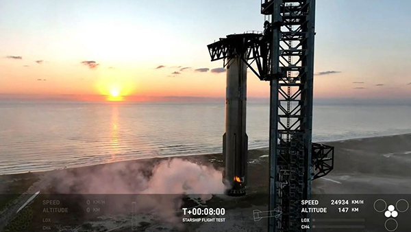 SpaceX catches rocket