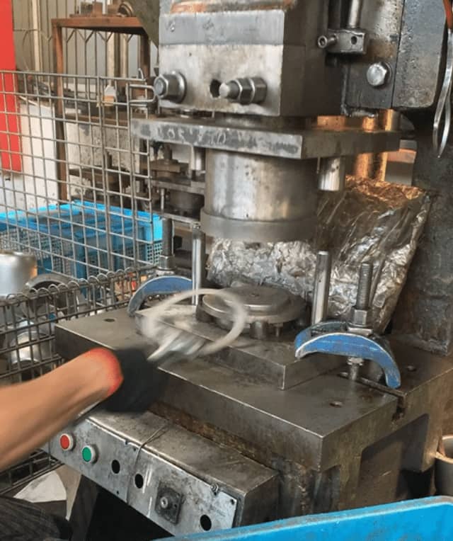Edge Trimming Push Through Wheel Center Cap