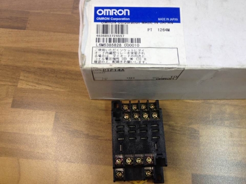 Japan OMRON OMRON PTF14A import relay base in the middle of the original installation of the relay