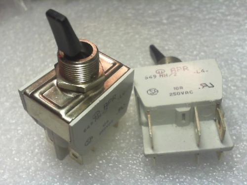 The French APR/649NH 250VAC/10A/6 3 foot toggle switch