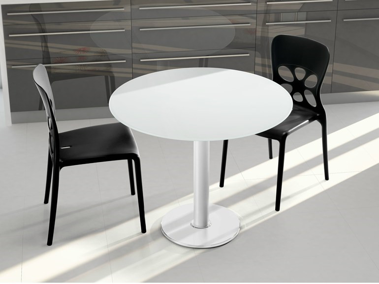 round dining table